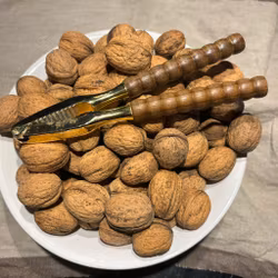 Nötknäckare vintage i trä och guldfärg