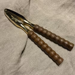 Nötknäckare vintage i trä och guldfärg