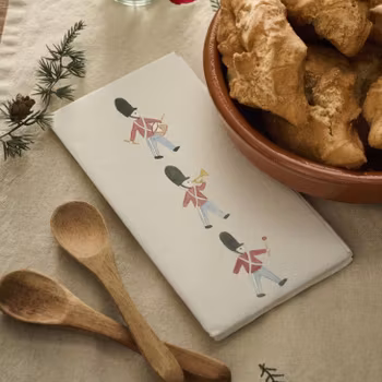 Servetter med exklusiv avlång vikning och stilrena motiv