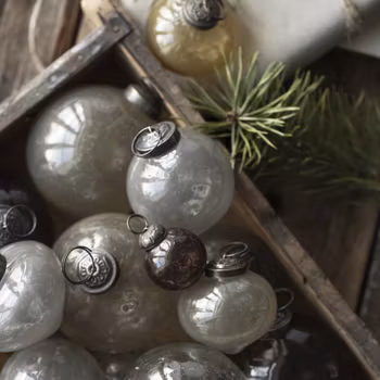 Julhänge julkula mini i färgat stenglas tre nyanser