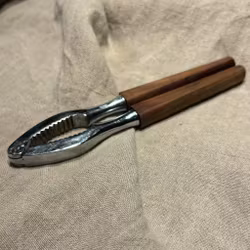 Nötknäckare silverfärgad och teakskaft vintage