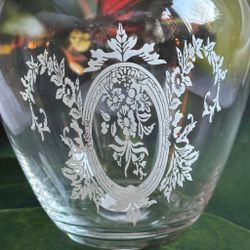 Vas i glas med vackert vit dekor vintage