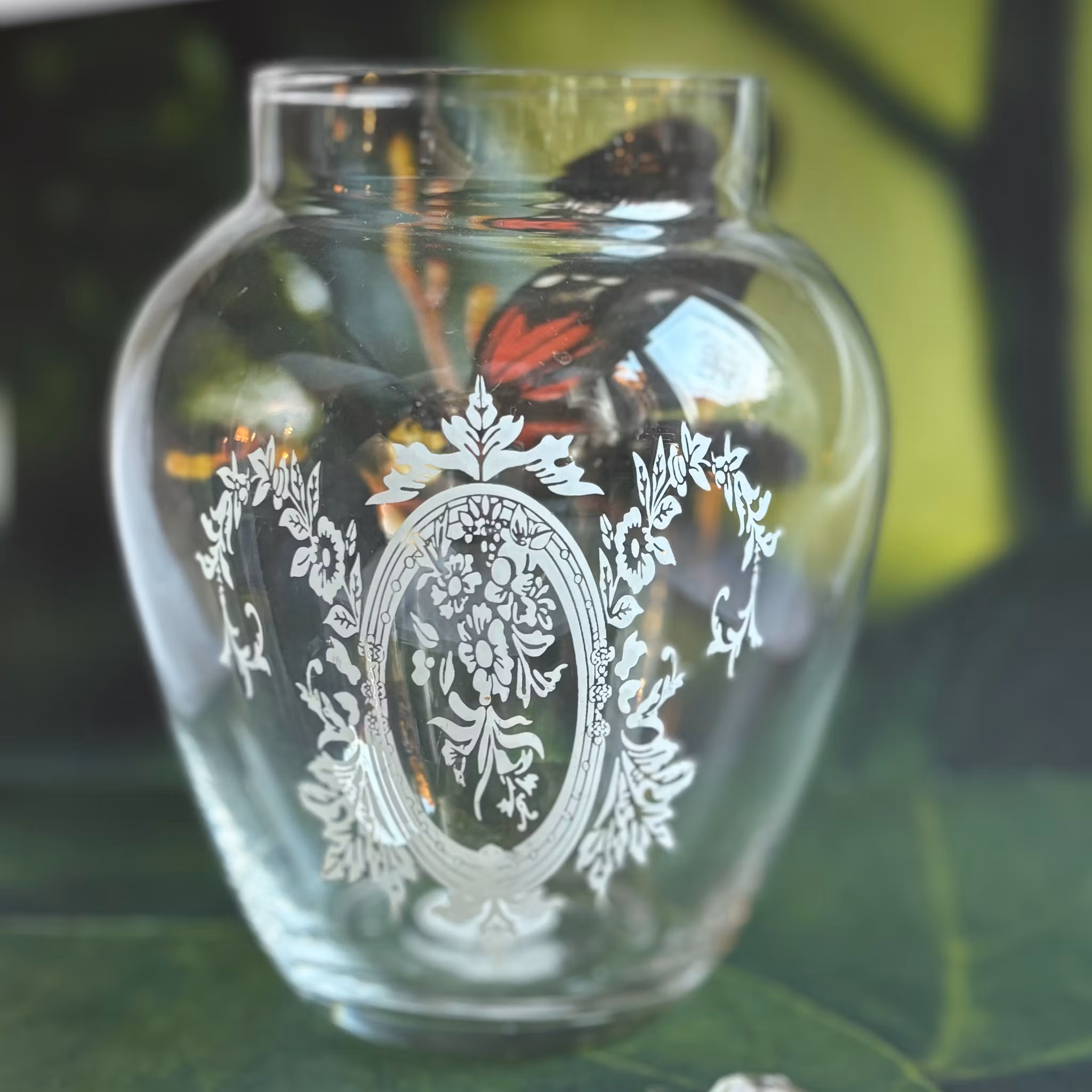 Vas i glas med vackert vit dekor vintage