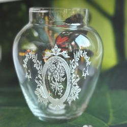 Vas i glas med vackert vit dekor vintage
