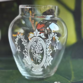 Vas i glas med vackert vit dekor vintage