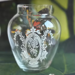 Vas i glas med vackert vit dekor vintage