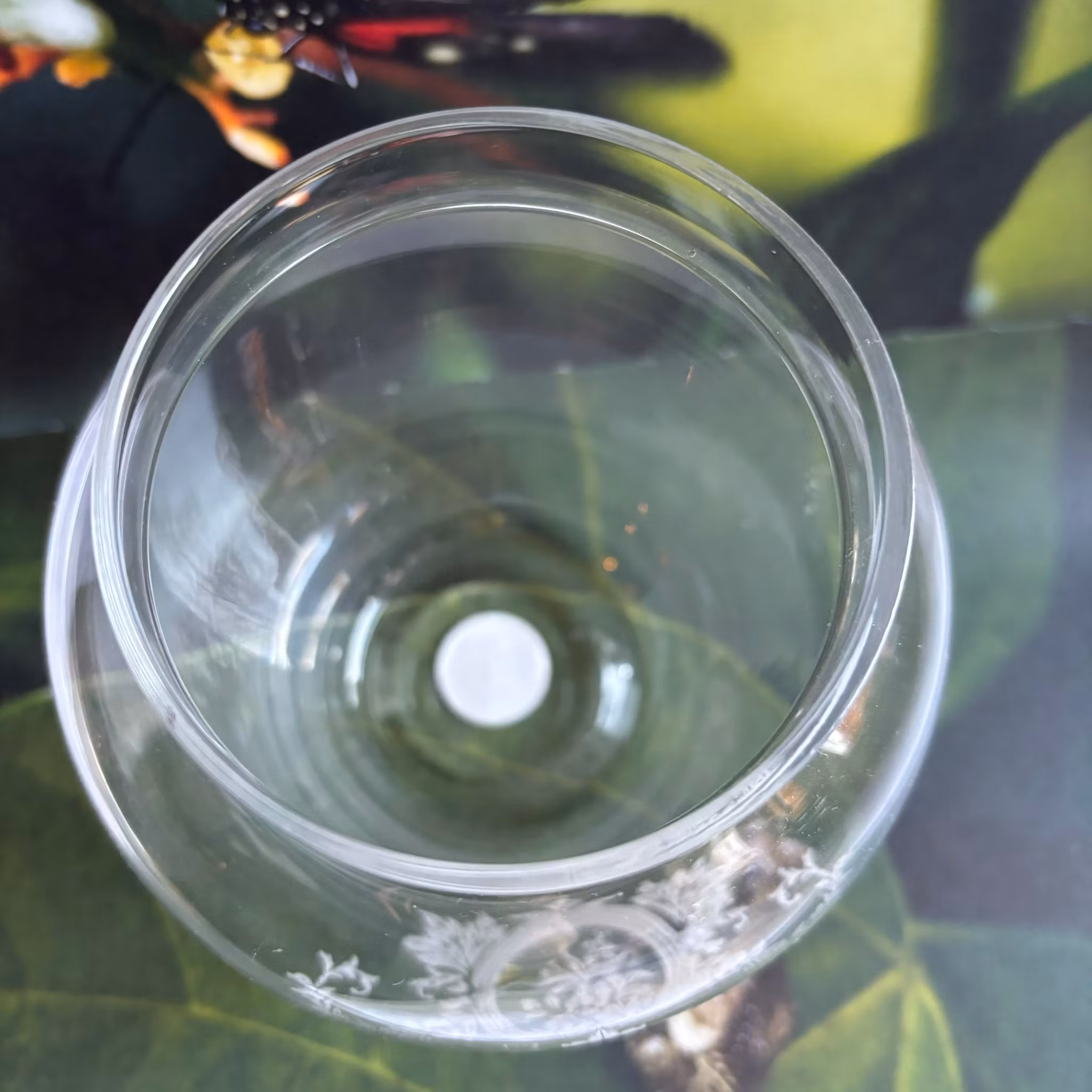 Vas i glas med vackert vit dekor vintage
