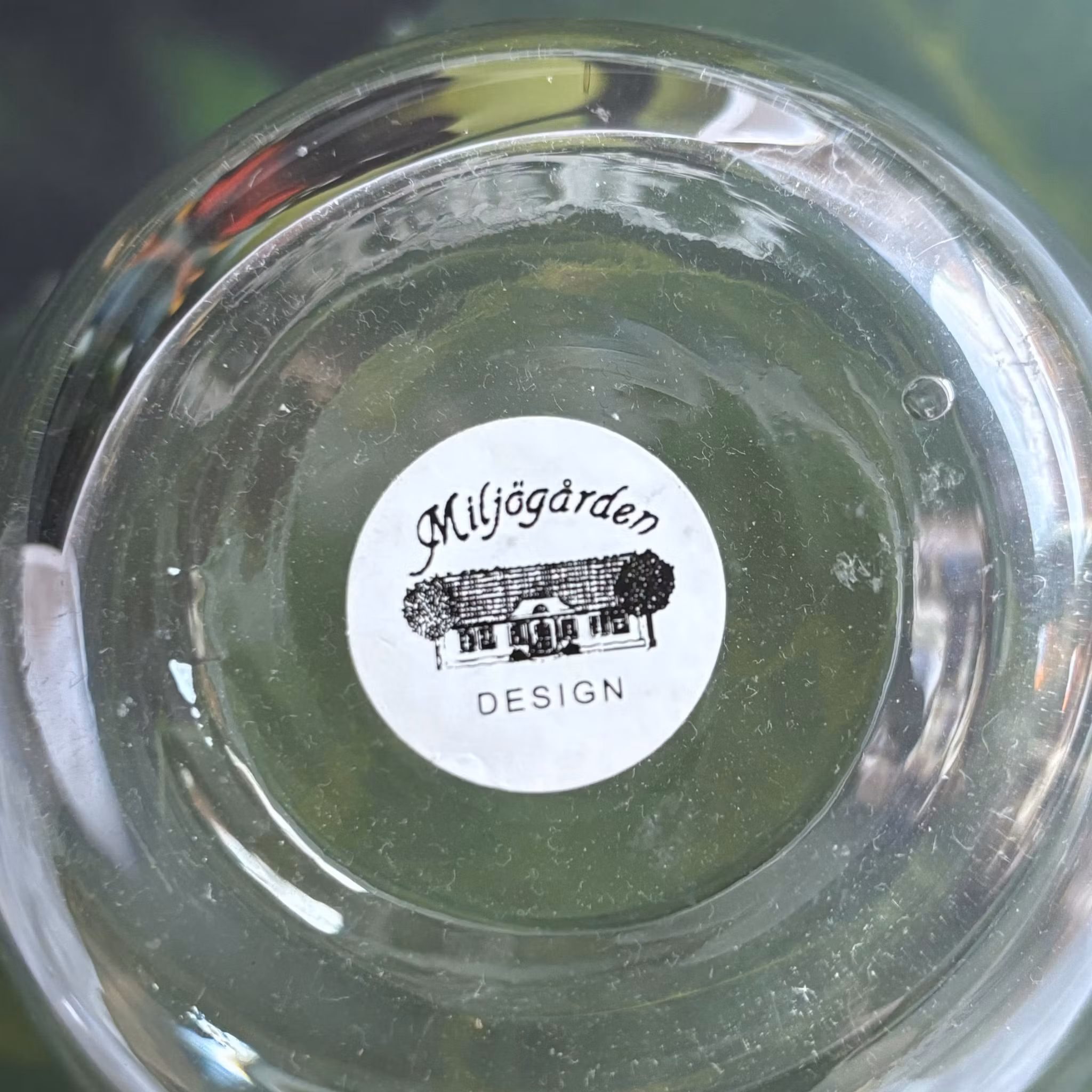 Vas i glas med vackert vit dekor vintage