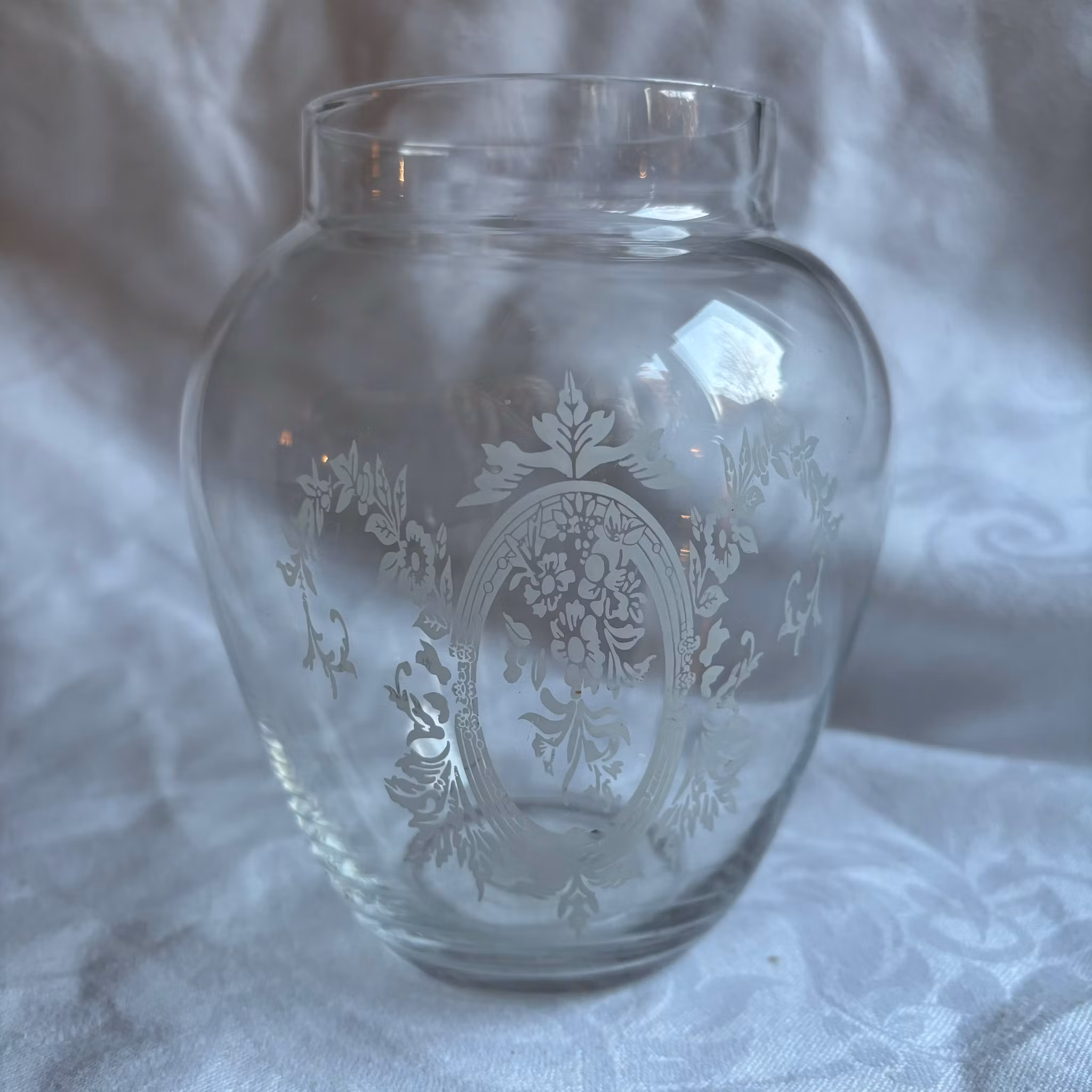 Vas i glas med vackert vit dekor vintage