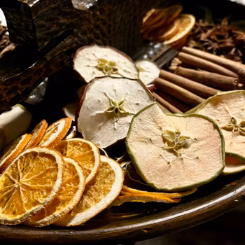 Dekoration till kransar, paket och pyssel - apelsin, äpple, kanel, nejlika