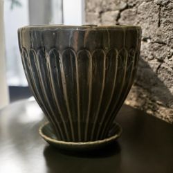 Kruka stengods i fint reliefmönster mörkgrå