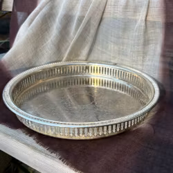Bricka rund med hålmönster i nysilver vintage