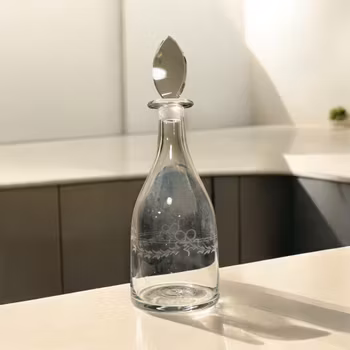 Karaff i glas med vackert mönster vintage