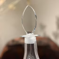 Karaff i glas med vackert mönster vintage