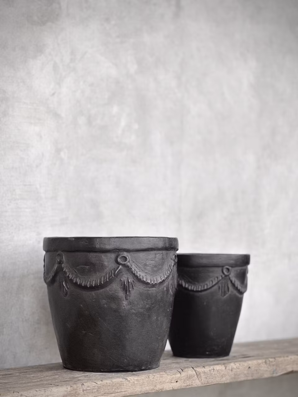 Kruka i antik finish i grå och svart Noori Objects