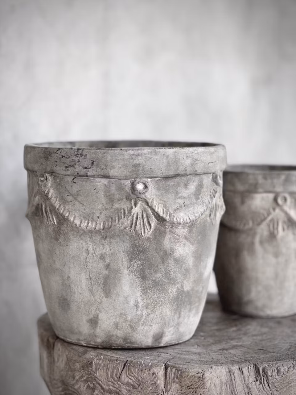 Kruka i antik finish i grå och svart Noori Objects