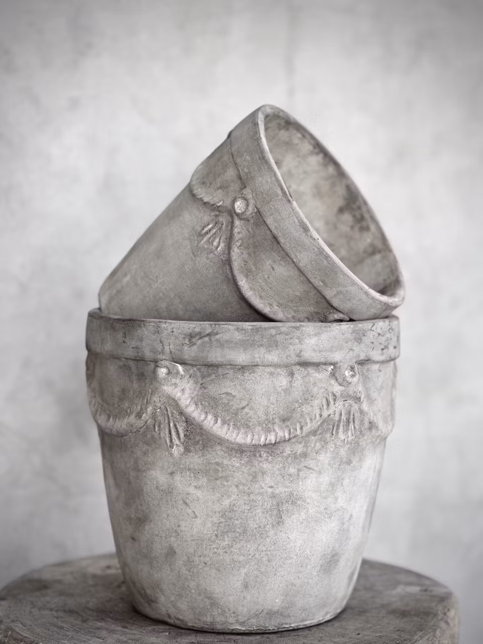 Kruka i antik finish i grå och svart Noori Objects