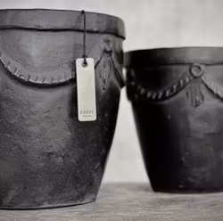 Kruka i antik finish i grå och svart Noori Objects
