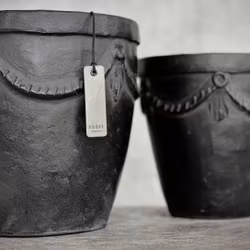 Kruka i antik finish i grå och svart Noori Objects