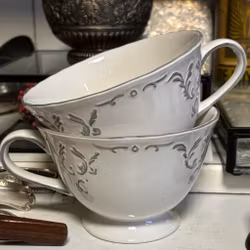 Tekoppar 2st i vitt porslin och sirligt grått mönster vintage