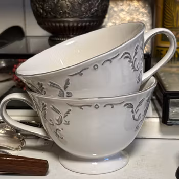 Tekoppar 2st i vitt porslin och sirligt grått mönster vintage
