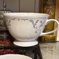 Tekoppar 2st i vitt porslin och sirligt grått mönster vintage
