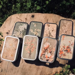 Pastiller i goda smaker i plåtask med blommotiv