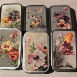 Pastiller i goda smaker i plåtask med blommotiv