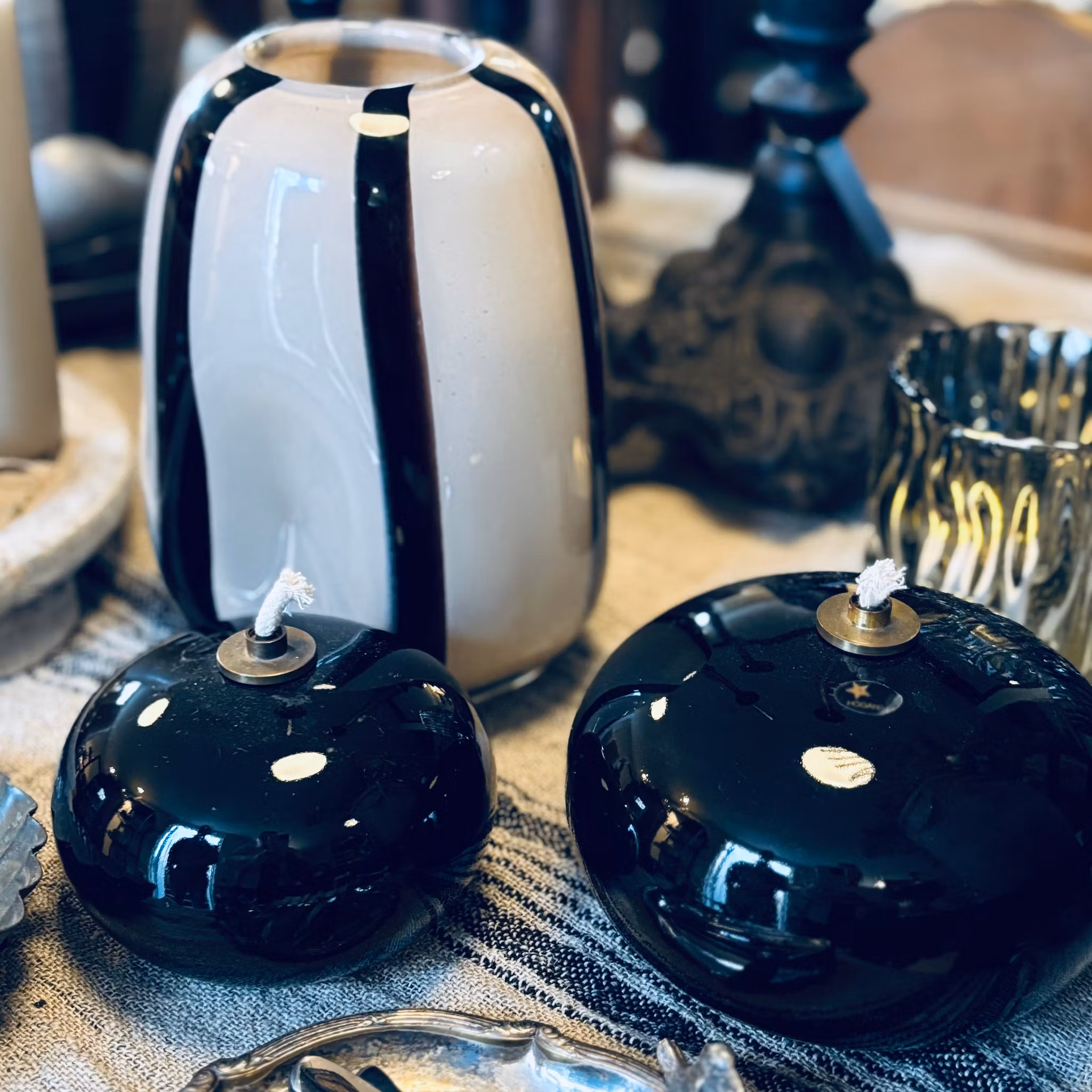 Vas i mjuka former beige & svart glas Wikholm Form