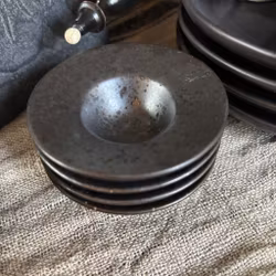 Äggkopp i stengods med en svart/brun lasyr