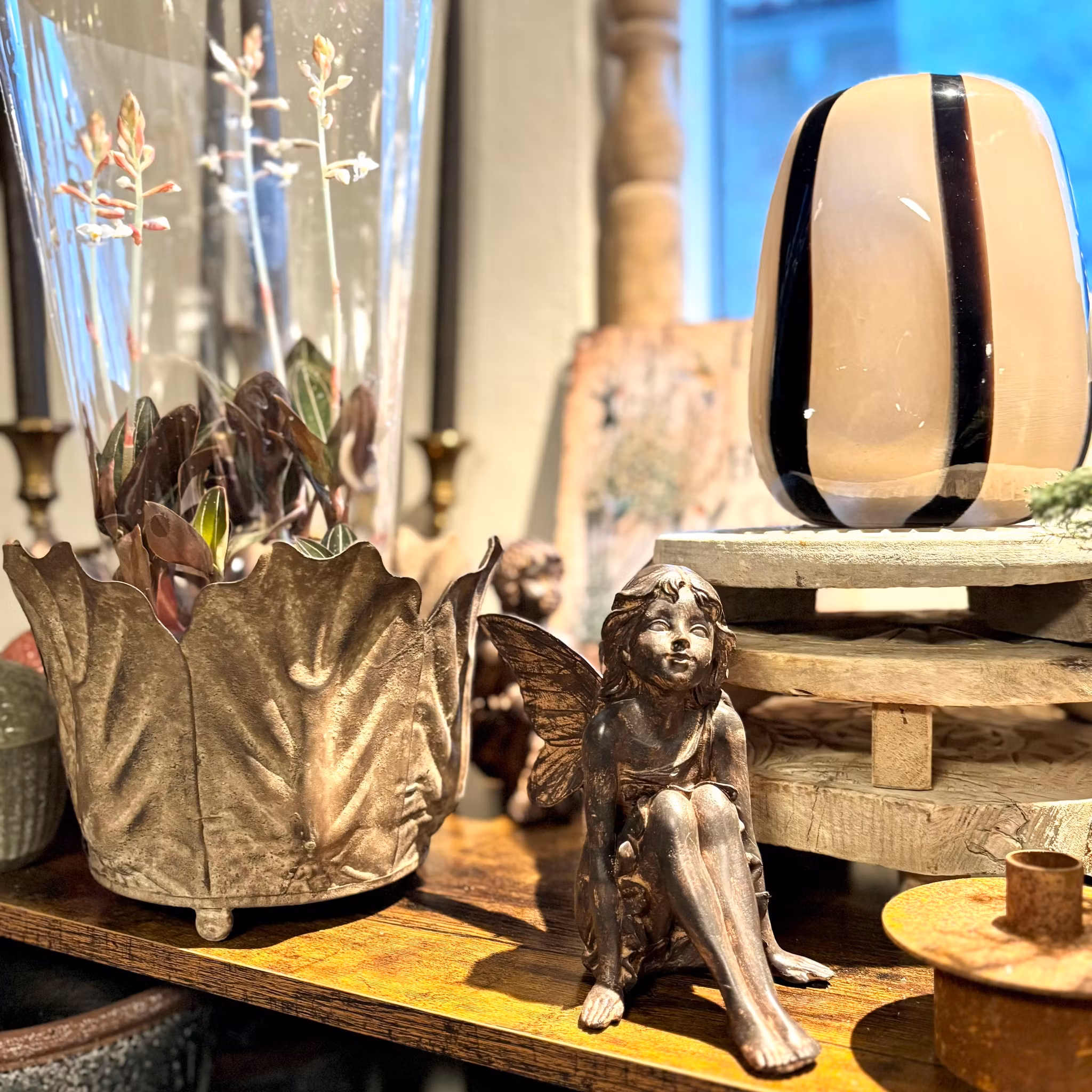 Vas i mjuka former beige & svart glas Wikholm Form