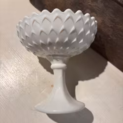 Skål på fot i opalglas från Glimma Glasbruk, vintage