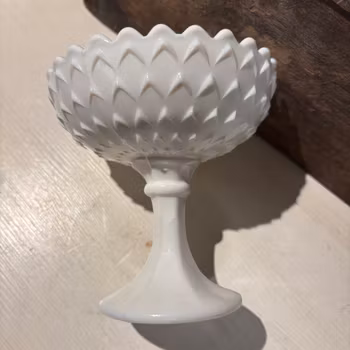 Skål på fot i opalglas från Glimma Glasbruk, vintage