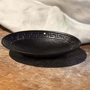 Tvålkopp svart i gjutjärn med diskret mönster längs kanten, vintage