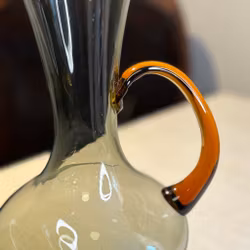 Kanna i stilren 1920-tals tappning i olika nyanserat glas