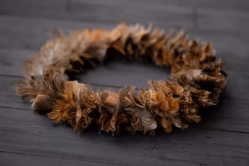 Krans av fjädrar i bruna nyanser - 37cm