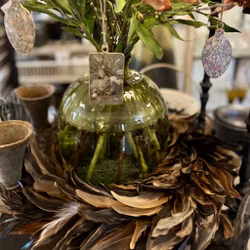 Krans av maffigt stora fjädrar i brunbeiga toner - 55cm