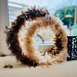 Krans av fjädrar i naturfärger - 35cm