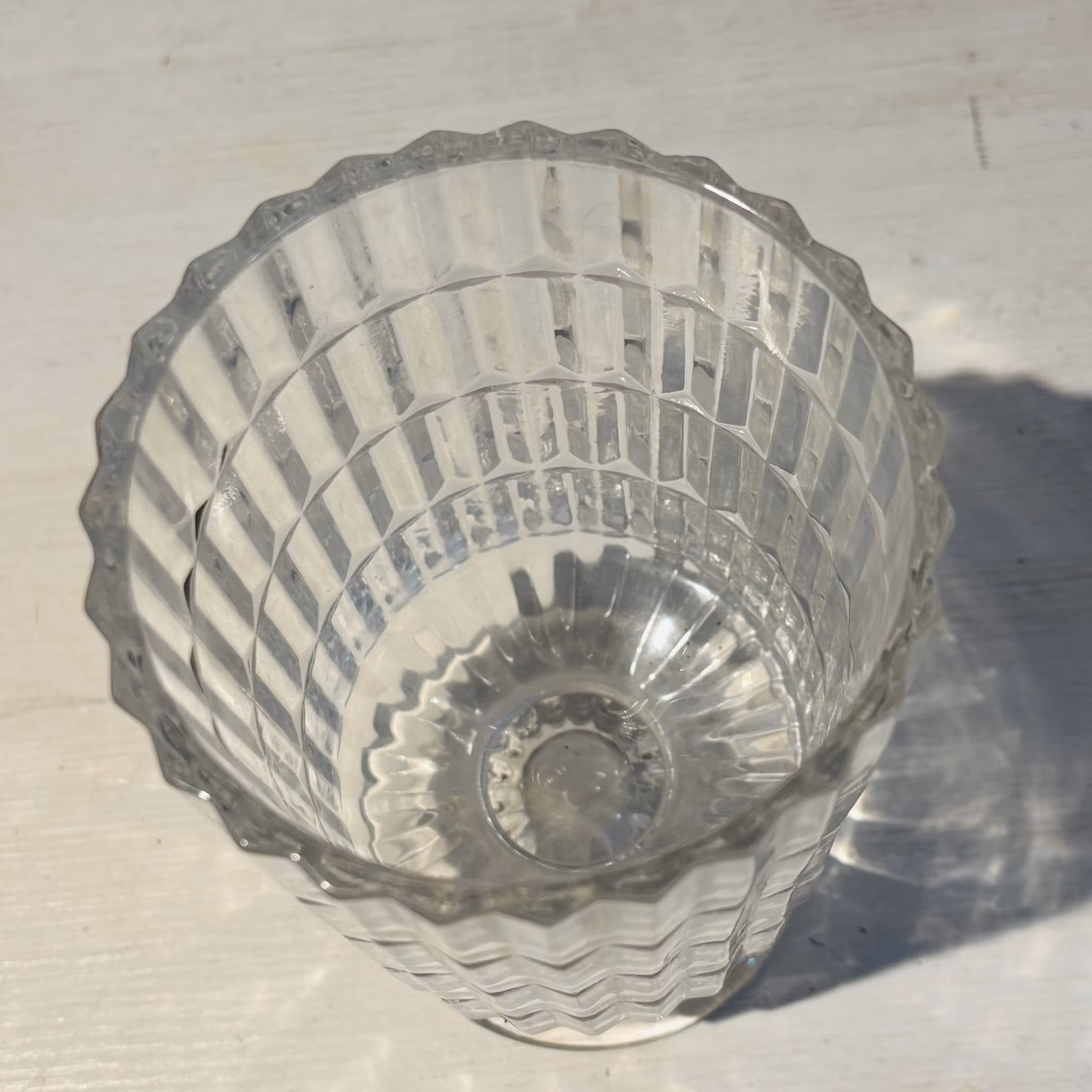 Vas tre olika i glas med mönster