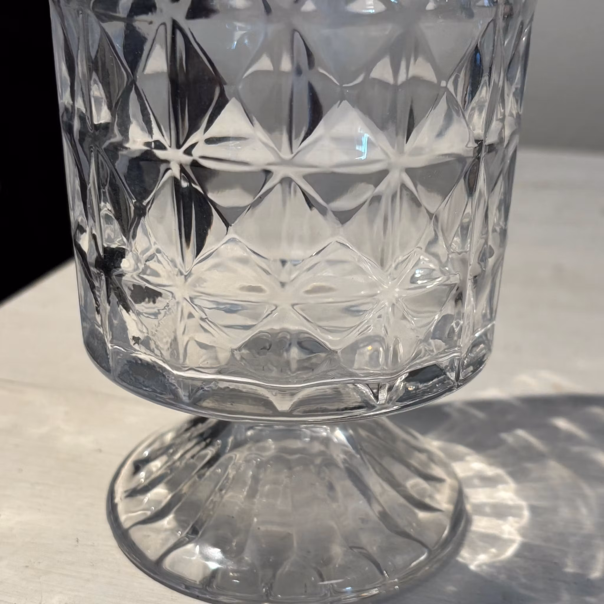 Vas tre olika i glas med mönster