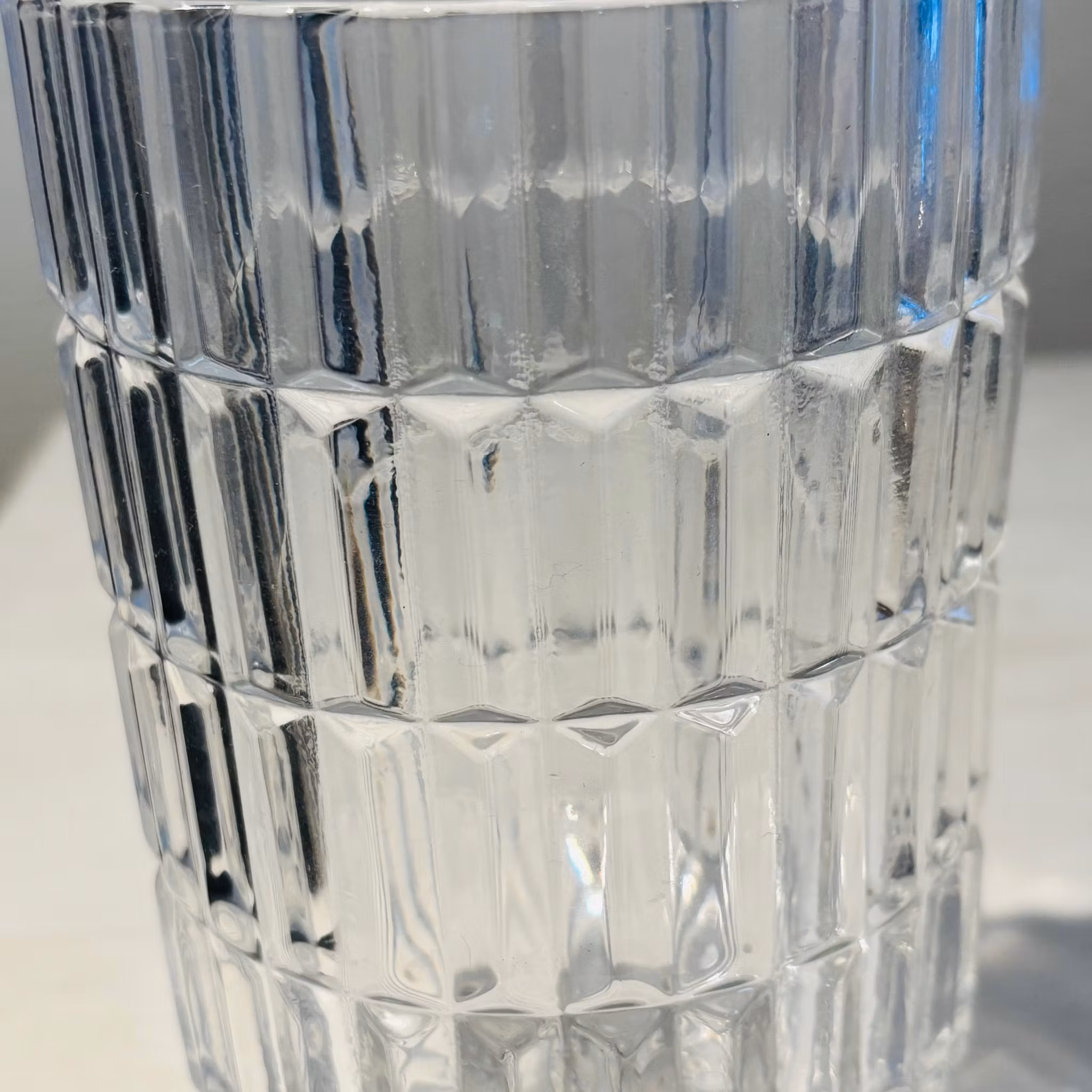 Vas tre olika i glas med mönster