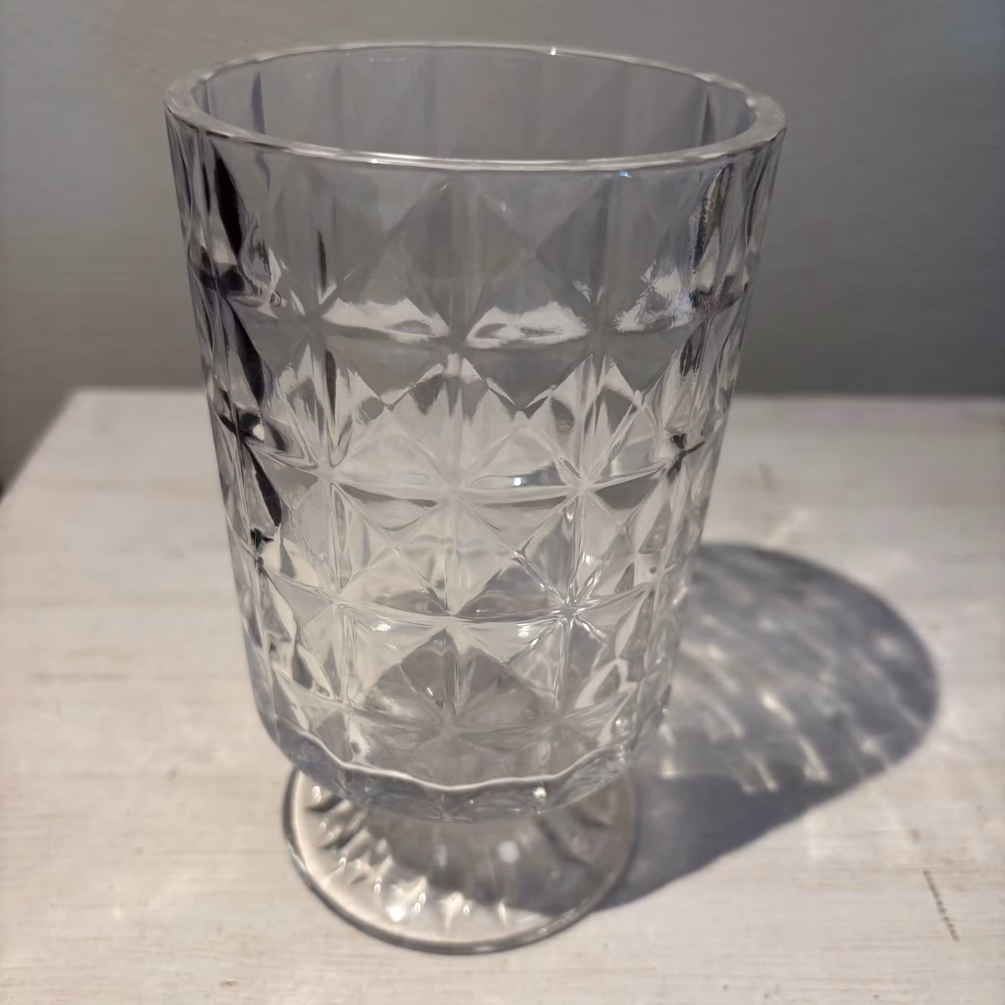 Vas tre olika i glas med mönster