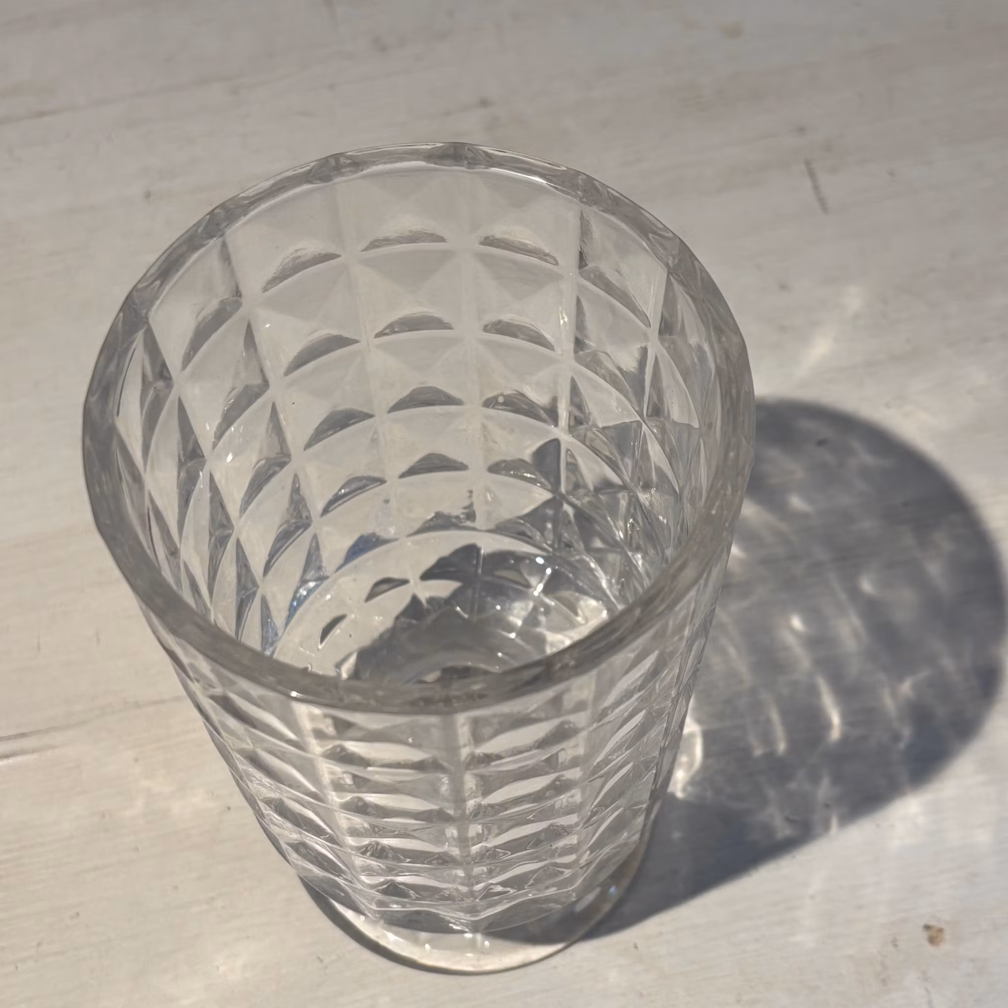 Vas tre olika i glas med mönster