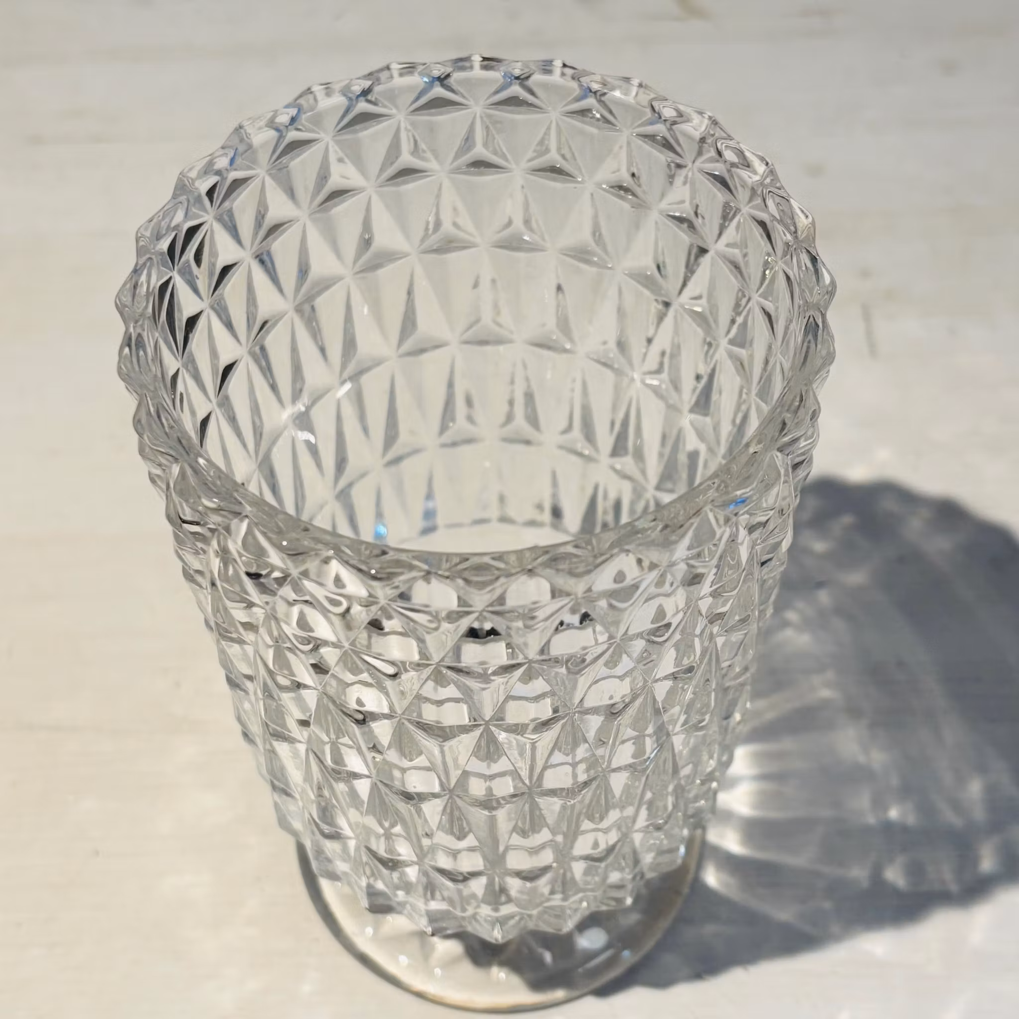 Vas tre olika i glas med mönster