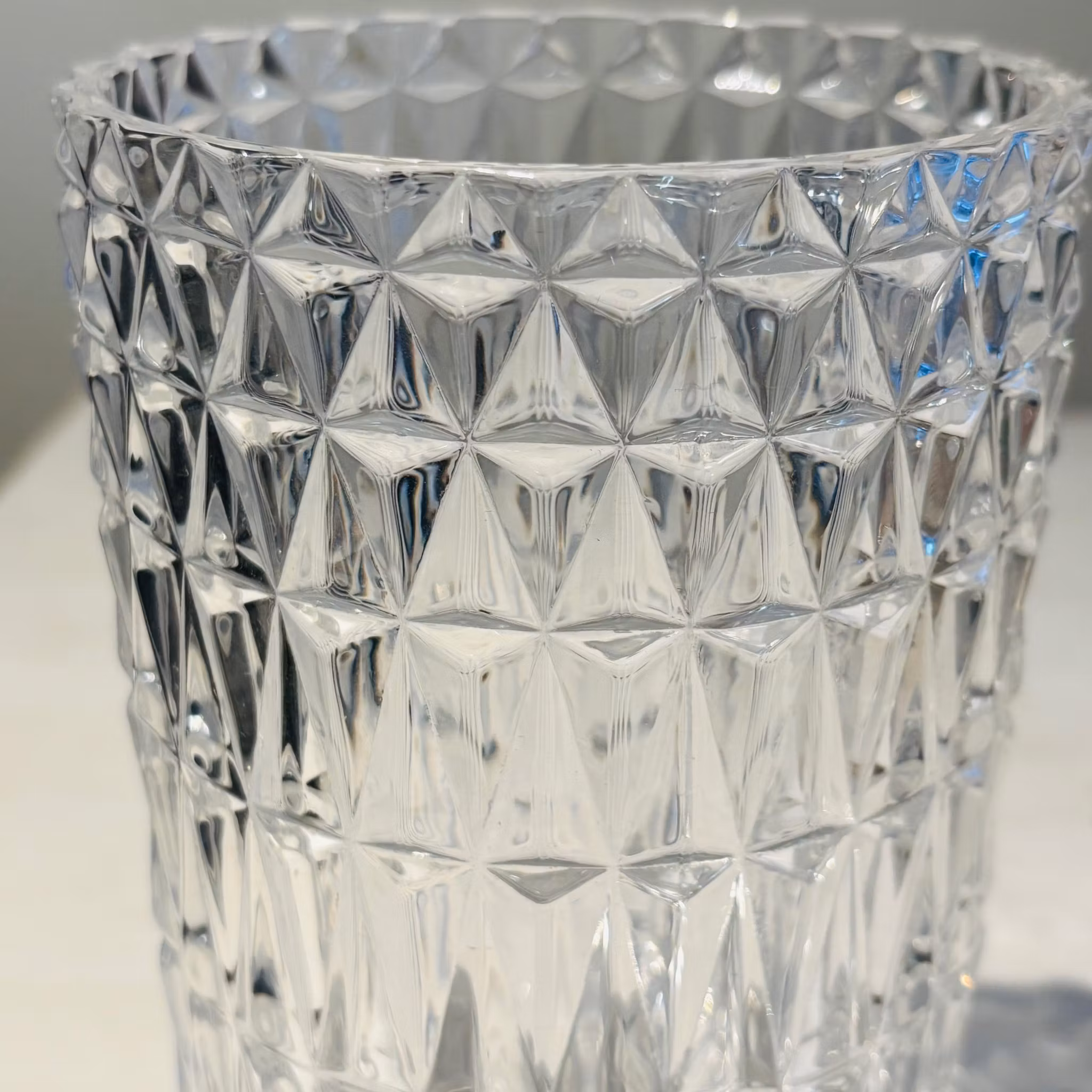 Vas tre olika i glas med mönster