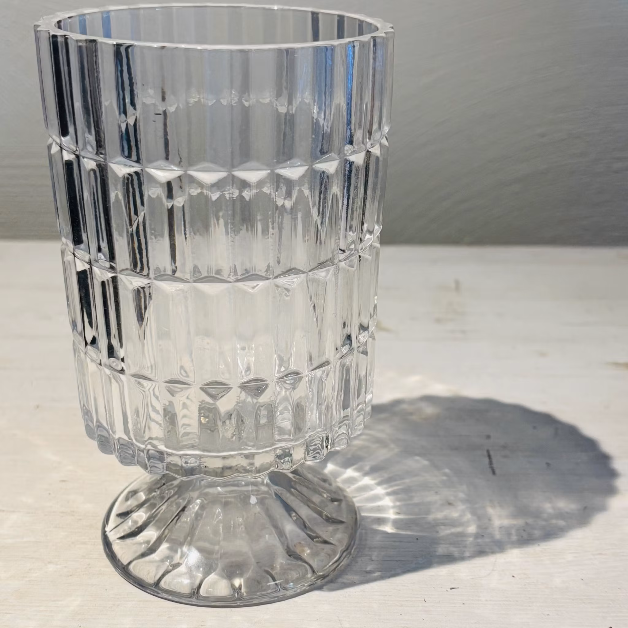 Vas tre olika i glas med mönster