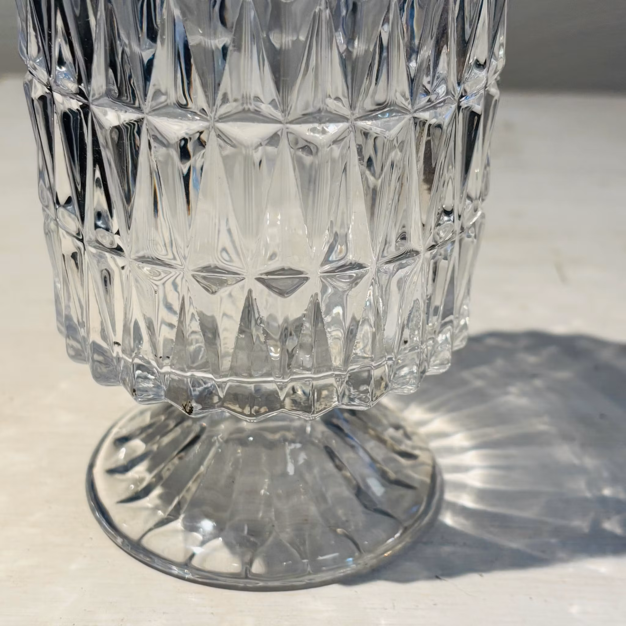 Vas tre olika i glas med mönster
