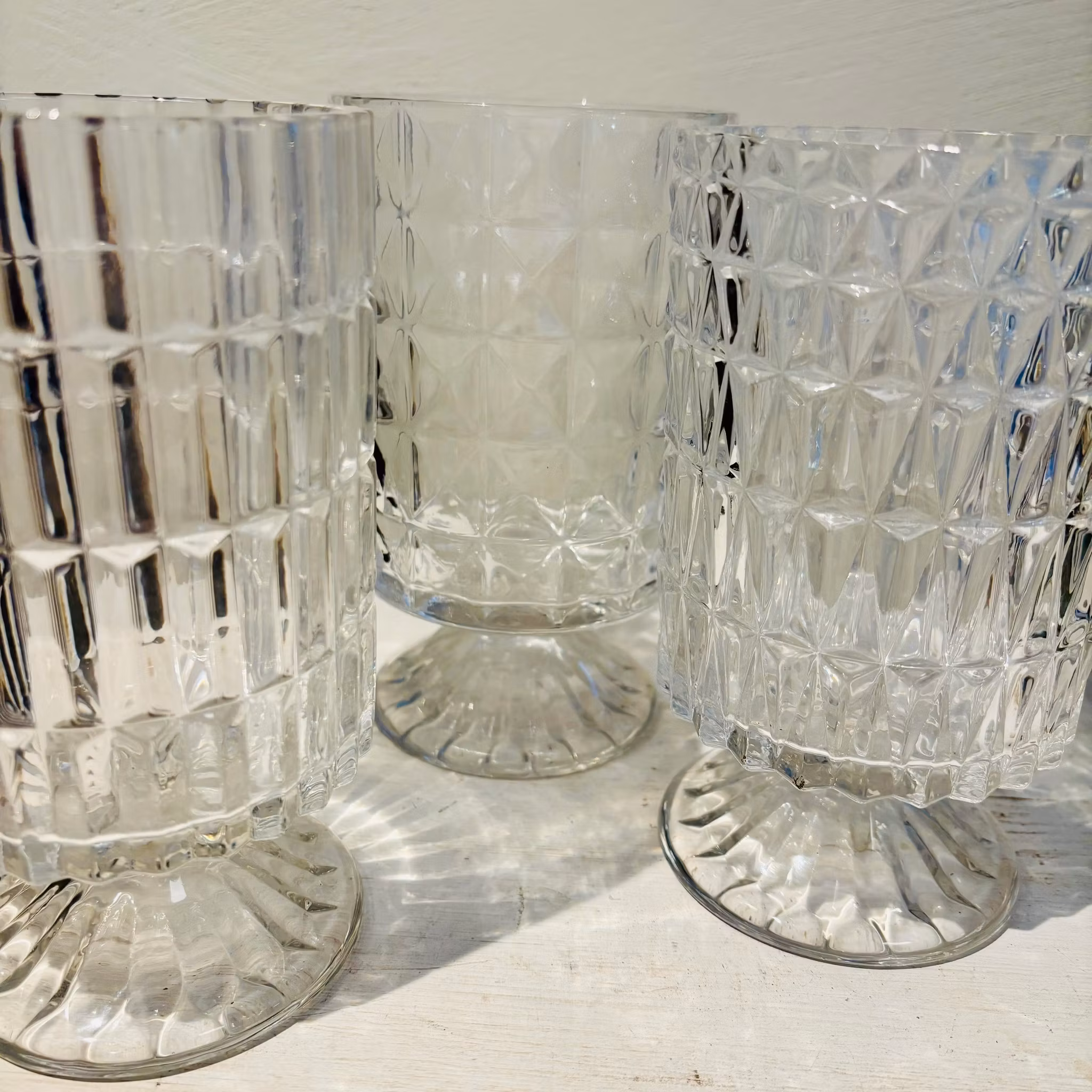Vas tre olika i glas med mönster