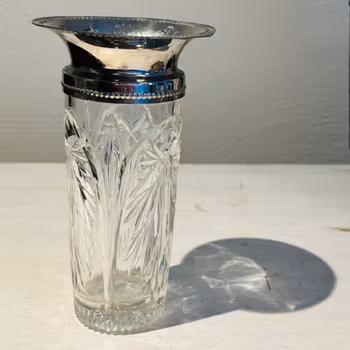 Vas i glas och metall