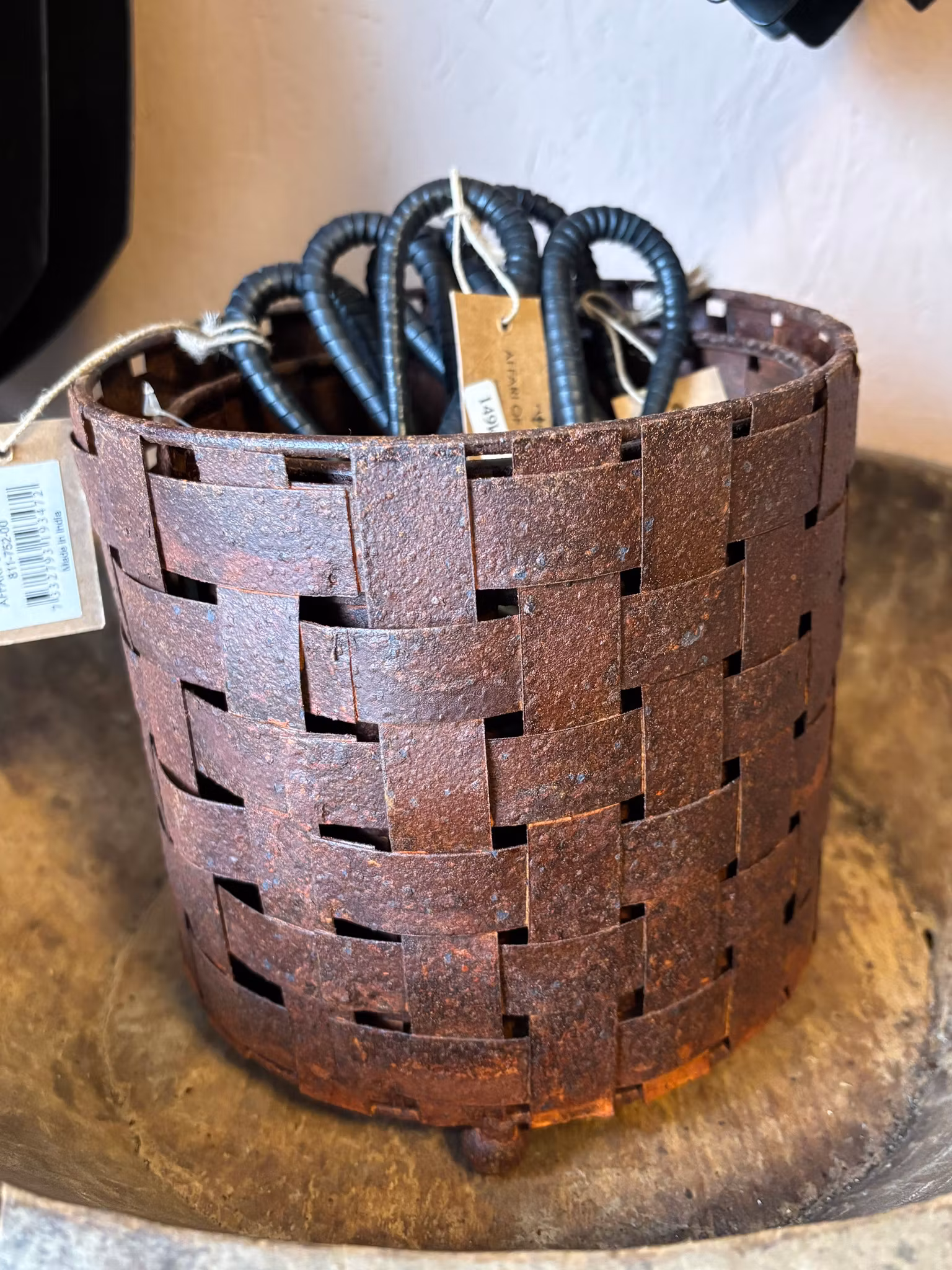 Kruka rund i flätad plåt med rostig patina